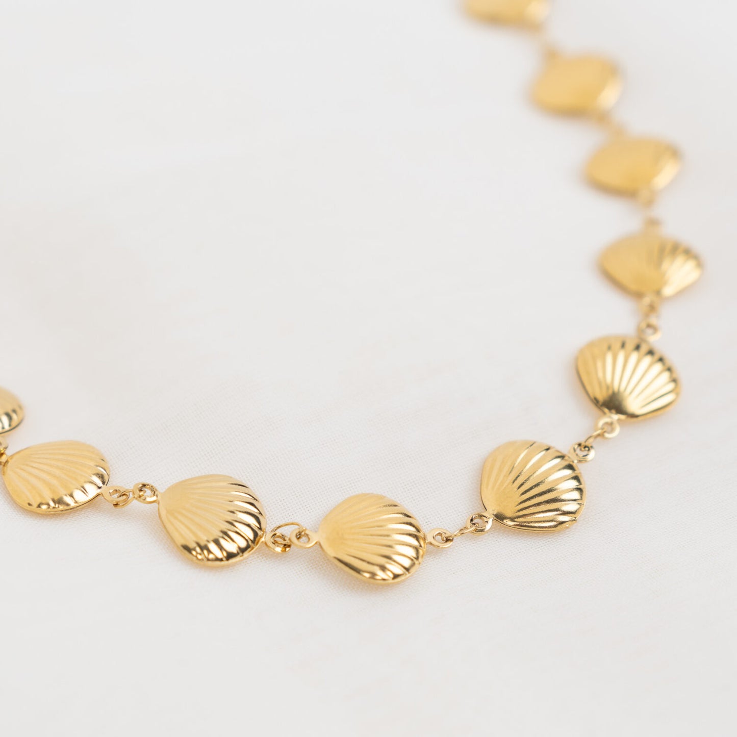 Summer gold choker