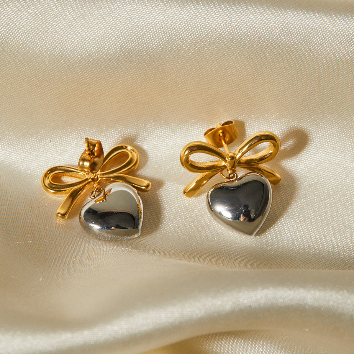 Bow earrings